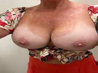 MILF Française Gros Seins Lourds – Décolleté et Tétons Roses